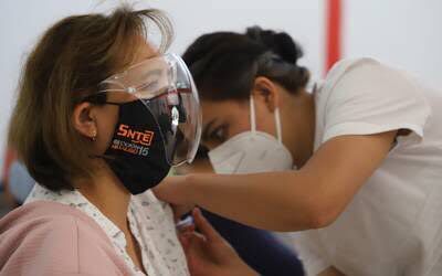 Trabajadores de la educación de la Región Centro reciben 2 dosis de refuerzo COVID-19