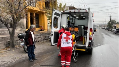 Cobrador de conocida tienda departamental termina lesionado al derrapar en su motocicleta en Monclova