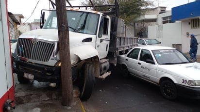 Camión materialista derrapa y termina impactado contra poste de madera en Monclova