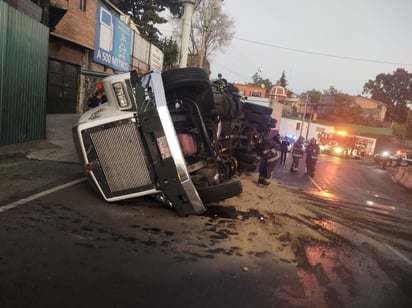 Volcadura de tráiler genera caos sobre Viaducto Tlalpan e Insurgentes