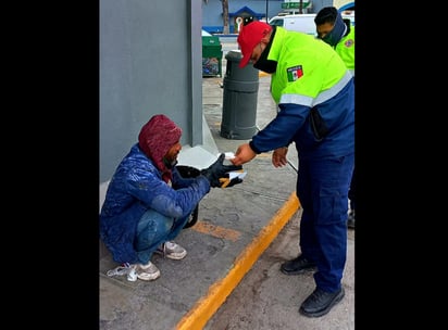 Elementos de bomberos y Protección Civil, siguen resguardando a indigentes de Monclova