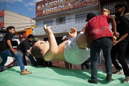 Un Niño Dios de cinco metros en México para recordar importancia de la salud