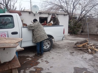 Brigada de bomberos voluntarios en Castaños reparte leña a casas vulnerables 