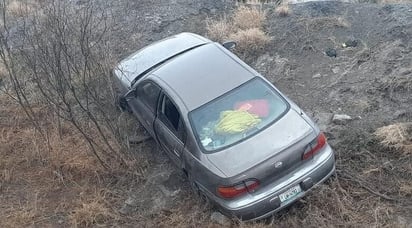 Mujer se sale del camino y termina dentro de un vado en Nueva Rosita Coahuila