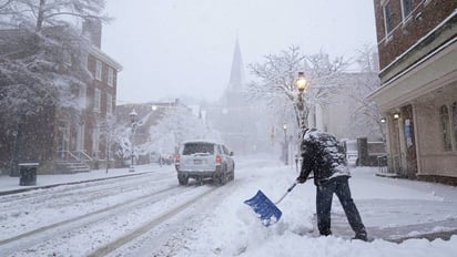 Miles de vuelos cancelados por tormenta de nieve que azota noreste de EU