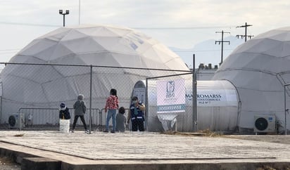 Infantes esperan a sus familiares mientras se realizan la prueba de COVID-19 en el IMSS de Monclova 