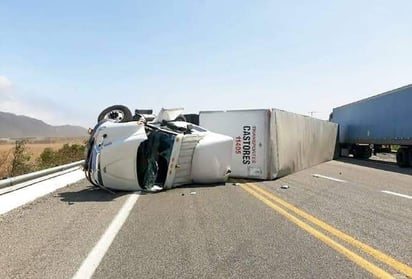 Suman 4 volcaduras de tráileres por fuertes vientos en La Ventosa