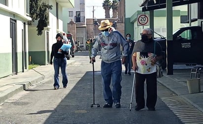 Pareja de la tercera edad llama a potosinos a vacunarse contra Covid