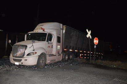 Tren parte a la mitad a un tráiler en Monclova