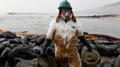 Suben a 24 las playas contaminadas por el derrame de petróleo en Perú