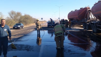 Pipa de diésel choca y derrama combustible en la carretera 57 a la entrada norte de Monclova