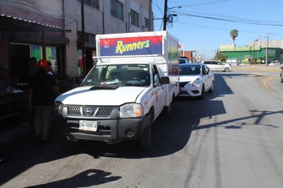 Mujer al volante se pasa alto y provoca fuerte choque en Monclova