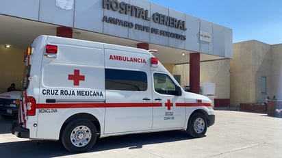 Mujer lesionada es levantada por socorristas de Cruz Roja de la carretera 57 de Monclova