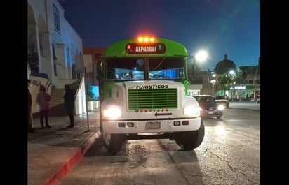 Abuelitos de Monclova son transportados al Mall para el cobro de su pensión