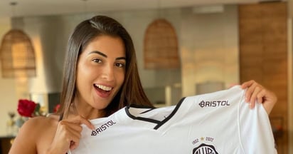 Paraguayos dan último adiós a esposa de futbolista muerta tras tiroteo