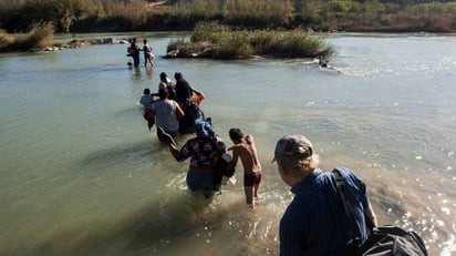 EU deportó a dos migrantes venezolanos a Colombia y espera que sean más