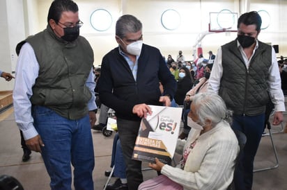 Gobierno del Estado hace entrega de escrituras a ciudadanos