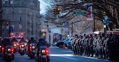 Entierran al segundo policía caído en un tiroteo en Nueva York