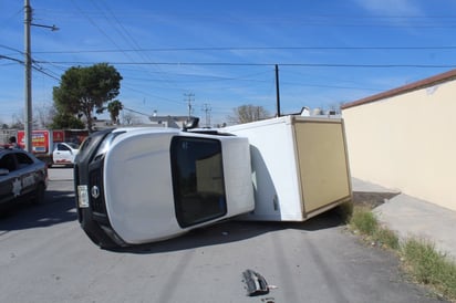 Camioneta de pollos vuelca en la Leandro Valle en Monclova 