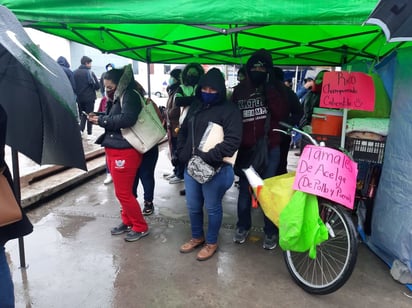 Comerciantes aprovechan bajas temperaturas en la fila de vacunación