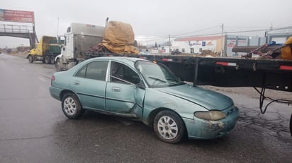 Tráiler arrastra a conductora y su menor hijo en Castaños