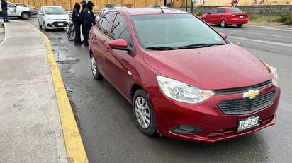 Motociclista resulta lesionado al chocar con automóvil que le quita derecho de vía en Monclova