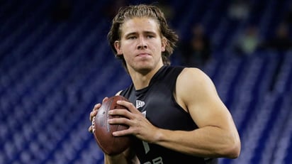 Justin Herbert se declara orgulloso de poder emular a la leyenda Dan Fouts