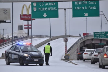 Las vialidades congeladas en Piedras Negras fueron cerradas debido a la presencia de hielo en el asfalto