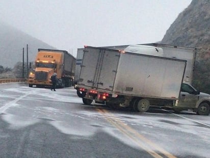 Cierran carretera 57 tramo Saltillo-Monclova por congelamiento de La Muralla