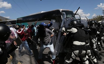 Estudiantes de Ayotzinapa chocan con Guardia Nacional de México en protesta