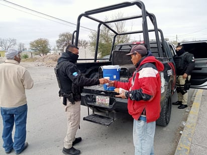 Elementos de la PCC recorren colonias apoyando la época invernal de Monclova