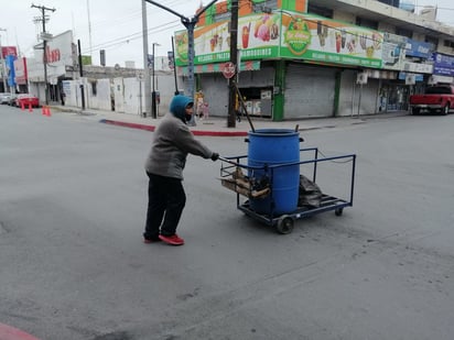 Con frío y todo, hay que cumplir con el trabajo de limpieza en Monclova 