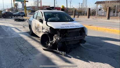 Taxista se pasa la luz roja del semáforo y provoca fuerte accidente en Monclova