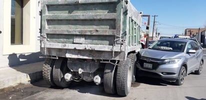 Conductor pierde el control del volante y termina impactado contra un Dompe estático en Frontera