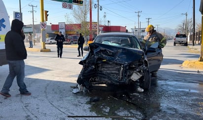 Taxista se pasa la luz roja y provoca accidente en Monclova