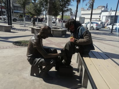 Indigente enamorado 'regaña' a bolero estatua