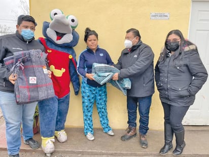 Familias vulnerables de Monclova reciben cobijas debido a las bajas temperaturas de los últimos días