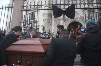 En catedral sepultan a obispo