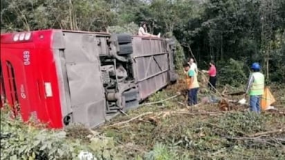 Jugador de basquetbol, entre fallecidos en volcadura de autobús en QR