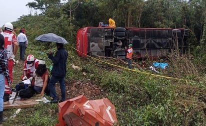 Identifican a víctimas mortales de volcadura de autobús en QR