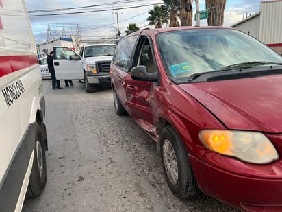 Camioneta se queda sin frenos y causa fuerte choque en la colonia Guadalupe de Monclova