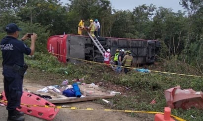 Identifican a víctimas mortales de volcadura de autobús en QR