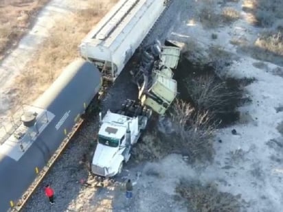 En Nava se lleva el tren a tráiler carbonero en terrenos de la CFE 