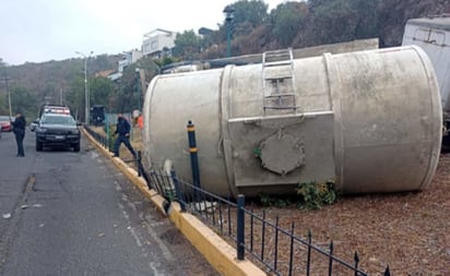 Vuelca pipa cargada de cemento en Atizapán