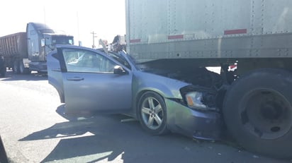 Conductor queda prensado dentro del automóvil que conducía en Monclova