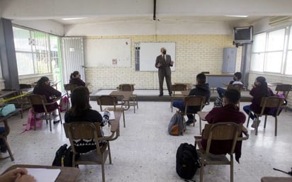 AMLO celebra regreso a clases presenciales en Nuevo León