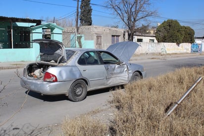 Tractor de tráiler se pasa alto y provoca accidente automovilístico en la Avenida Sidermex