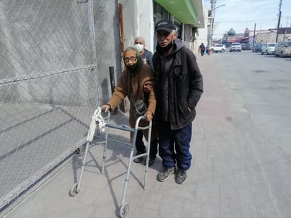 Personas con discapacidad ‘sufren’ para caminar por la Zona Centro de Monclova