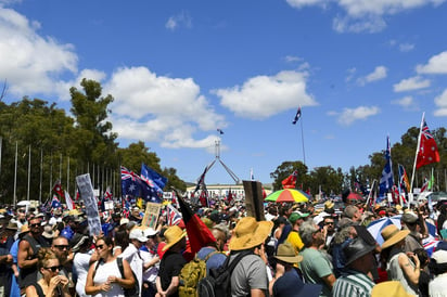 Tres arrestados en una multitudinaria protesta antivacunas en Australia