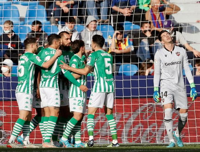 El Betis no perdona a un Levante casi desahuciado